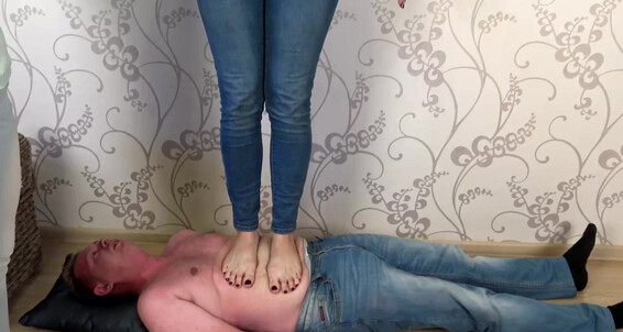 Anna Elsa Barefoot Trampling With Weighing