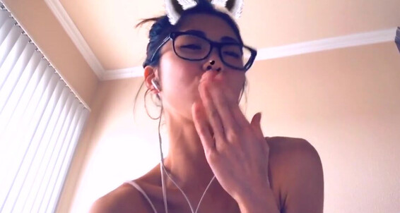 18 & 19 Yrs Old,Asian,Dancing,Petite,Smoking suki tome pr shelf sesh and chill ManyVids