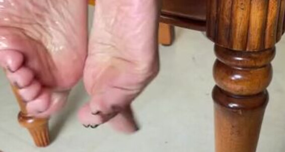 Deedeericanfeet Onlyfans As Requested In This View With One Oiled Sole And One Not And This Pose Was A Bit Uncomfortab