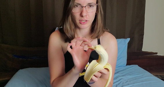 "Miss Malorie Switch" eating, food masturbation, food porn, food stuffing, odd insertions Fucking and Eating My Favorite Fruit manyvids