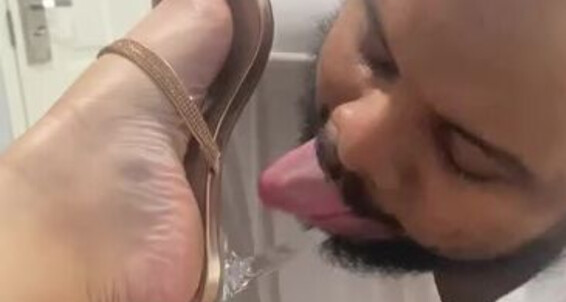Thesesweetfeet Nicknamed Thesesweetfeet20 Onlyfans 12 16 2022 That S Right Use Your Tongue To Clean My Filthy Shoes Like A Good Little Foot Slut