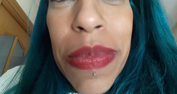 GoldenLace goes wild in a mouth fetish game with Manyvids