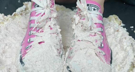 Food & Object Crush, Shoe Fetish, Shoejob, Sneaker Fetish, Wet & Messy converse-sneaker-cake-crush-and-shoejob ManyVids