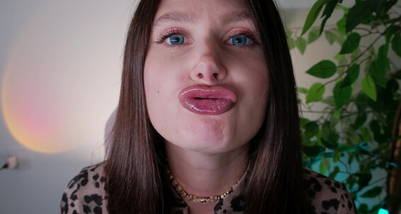 Watch ShunaLuna's fetish for lipstick and kissing in 4k - manyvids
