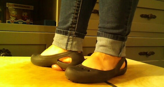 Watch Michelle Aka Empressmichellevip dominate you with her feet in this exclusive Onlyfans video