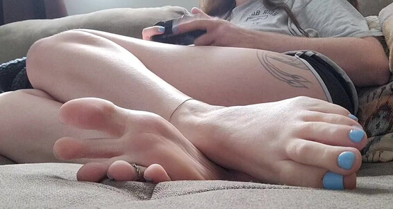 Sweetsoleprincess dominates with her feet in this kinky foot fetish video
