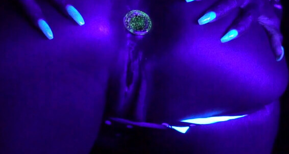 Itsmoeduh Happy New Year S Eve Y All Here S A Blacklight Glow In The Dark Anal Plug Twerk Visual Ed