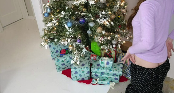 Vieramayxxx Pants Fall Down On Christmas Morning