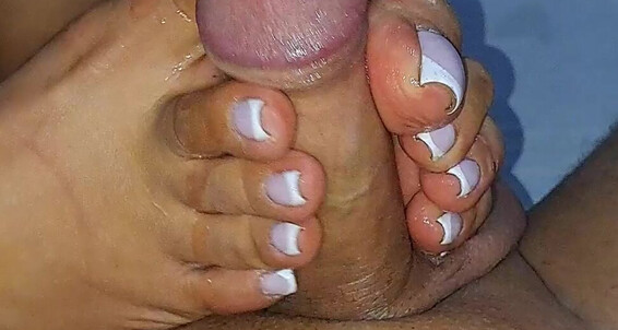 Hotfeetnheels' steamy feet fetish video will make you drool with delight!