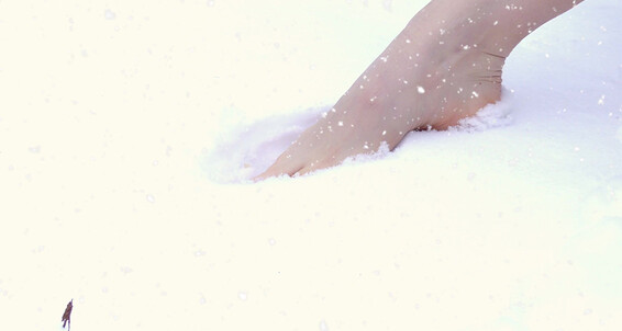 Feet,Long toes,Foot Fetish,Toenail Polish,Barefoot,SFW prettyevil happy funny feet plays in the snow ManyVids