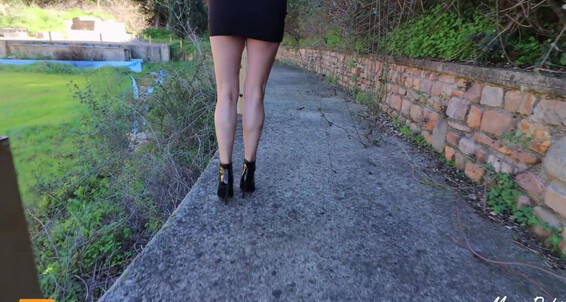 Milf Seduces A Guy In The Park He Fuckes Her Heels And Pussy